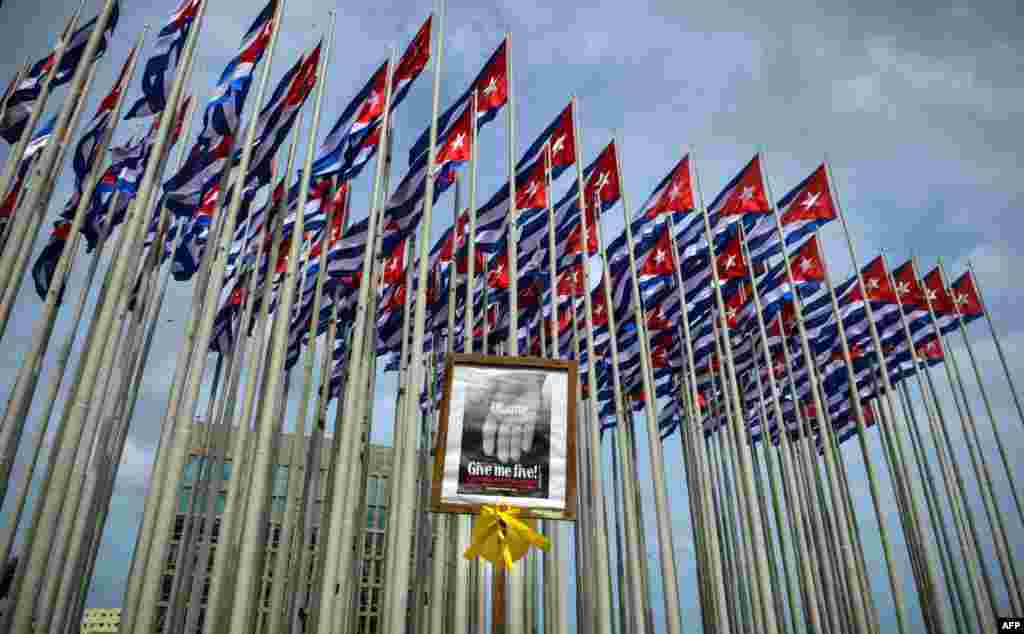 Dải băng vàng treo trước văn phòng phụ trách quyền lợi của Mỹ tại Havana, Cuba. Từ lâu nay Cuba vẫn đòi Mỹ trả tự do cho "Nhóm 5 người Cuba," bị bắt giữ năm 1998 vì tội hoạt động gián điệp ở những cơ sở quân sự của Mỹ ở bang miền nam Florida.