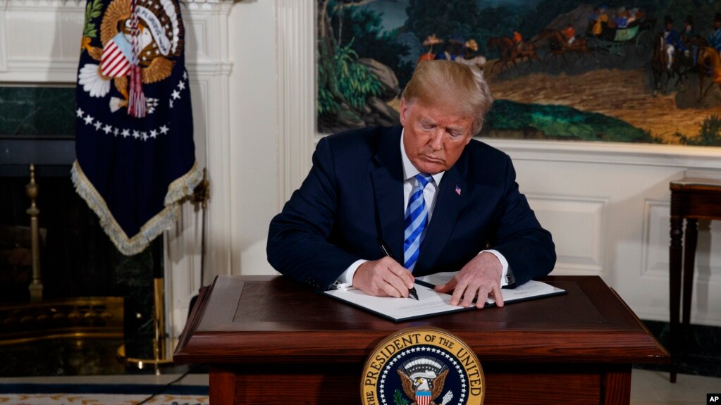 Tổng thống Donald Trump ký Memorandum về thỏa thuận hạt nhân Iran tại Tòa Bạch Ốc, 8 tháng Năm, 2018.