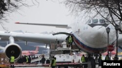 Pesawat Ilyushin Il-96 yang membawa para diplomat Rusia yang diusir Amerika Serikat beserta keluarganya tiba di Bandara Vnukovo, di luar Moskow, 1 April 2018. 