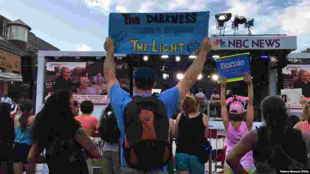 Des partisans de Bernie Sanders le 25 juillet 2016 à Philadelphie. (VOA/ Tatiana Mossot)