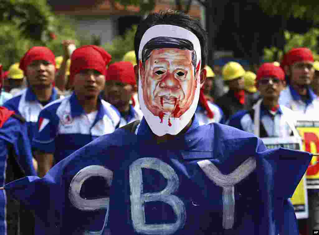 Một công nhân mang mặt nạ biến dạng của Tổng thống Indonesia Susilo Bambang Yudhoyono trong một cuộc biểu tình đánh dấu Ngày Lễ Lao động tại Jakarta, Indonesia, ngày 1 tháng 5, 2012 (AP) 