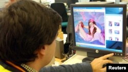 En el año 2011, de cada 20.000 habitantes con acceso a internet en Uruguay, 2,35 descargaron material pornográfico infantil. En el año 2012 la tasa subió a 2,8. 