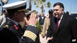 Fayez al-Sarraj, le chef du gouvernement d'union nationale, arrive à Tripoli en Libye le 30 mars 2016.