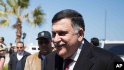 Fayez al-Sarraj salue, chef du gouvernement libyen d'union nationale (GNA), Tripoli, 30 mars 2016.