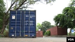 Quelques containers laissés à côté d‘une route d’Islamabad-image non datée