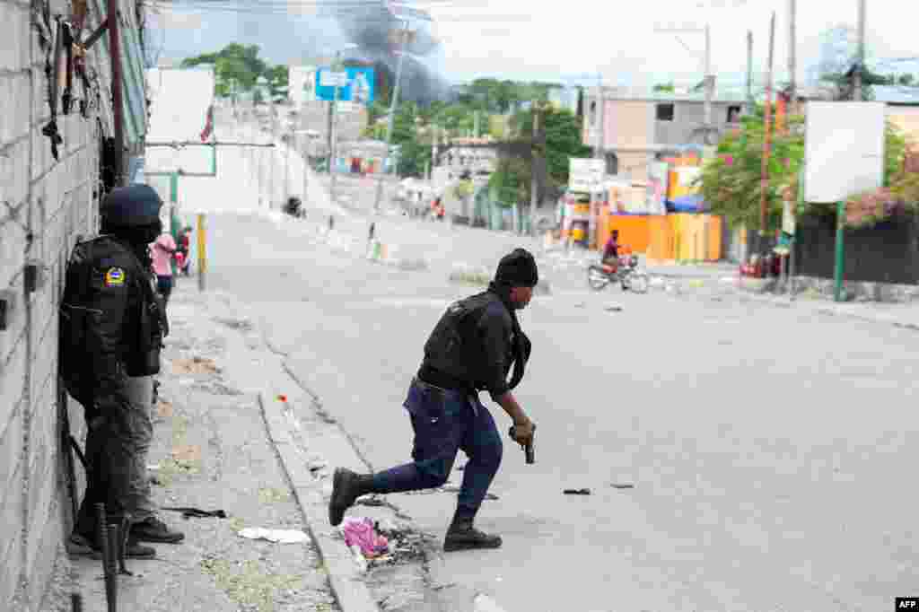 Un policía cruza una calle principal durante un tiroteo con pandillas.&nbsp;