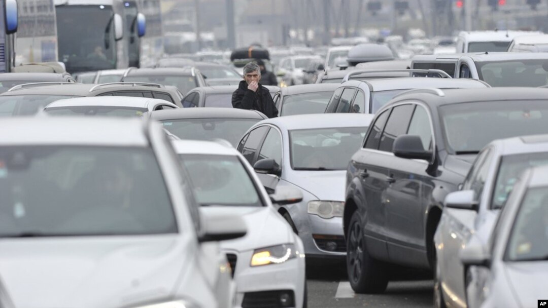 Vozači čekaju da pređu granicu Slovenije i Hrvatske, na prelazu Bregana, 19. ddecembar 2020. (Foto: AP)