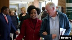 Malcolm McGowan, pai de Stephen McGowan, e a ministra Nkoana-Mashabane , Pretória. 