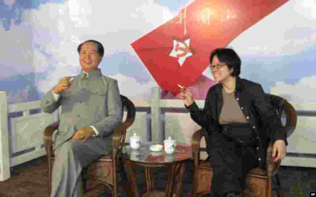 想跟毛泽东近距离接触吗？很容易。从不吸烟的美国之音记者何宗安，也在毛的蜡像 旁拿起烟卷，跟他照了一张合影