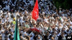 Kuveyt'teki Şii camisine düzenlenen saldırıda ölen 27 kişinin cenazesi büyük bir törenle kaldırıldı. Törene önde gelen Sünni Kuveytliler de katıldı