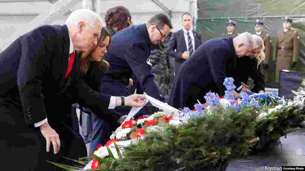 ادای احترام مایک پنس به قربانیان هولوکاست در لهستان؛ در این مراسم، بنیایمن نتانیاهو نخست وزیر اسرائیل و موراویه&zwnj; تسکی نخست وزیر لهستان نیز حضور داشتند.