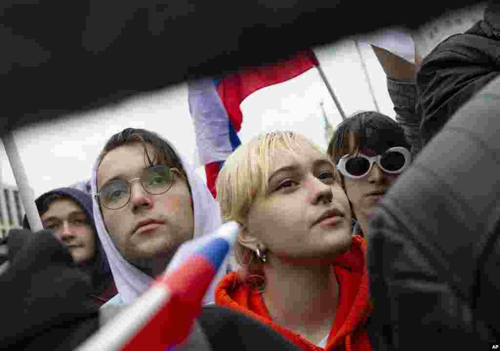 حضور گسترده جوانان در تظاهرات مسکو؛ شرکت کنندگان در تظاهرات به رد صلاحیت نامزدهای مخالف و مستقل در انتخابات پارلمان محلی مسکو اعتراض دارند.&nbsp;