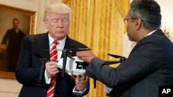 Do'konlar ochilganidan xursand mijozlar. London.