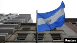 La bandera de El Salvador ondea en el Consulado General de El Salvador en Manhattan, Nueva York.