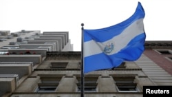 La bandera de El Salvador ondea en el Consulado General de El Salvador en Manhattan, Nueva York.