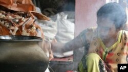 가족들을 위해 점심을 준비하는 인도 여성