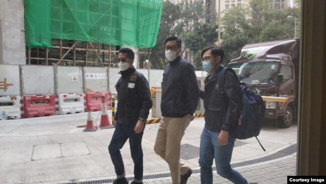 Former lawmaker Lam Cheuk-ting, one of the pan-democrat activist arrested by the Hong Kong Police 去年參與民主派35+立法會初選的民主黨前立法會議員林卓廷(中), 1月6日早上被警方上門拘捕,是 3名遭警方大搜捕的民主派人士之一, 警方指控他們涉嫌違反港區國安法顛覆中國國家政權罪。(林卓廷社交網站圖片)