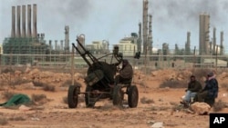 Une position des rebelles en face du complexe pétrolier de la raffinerie, à Ras Lanouf, dans l'est de la Libye, 10 mars, 2011