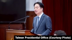 资料照片：台湾总统赖清德2025年7月25日接见“中华民国第65届中小学科学展览会”第一名作品师生。