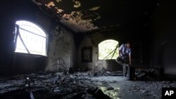 지난 2012년 리비아 벵가지 주재 미국 영사관에서 폭탄 테러가 있은 후 경찰이 현장을 조사하고 있다. (자료사진)