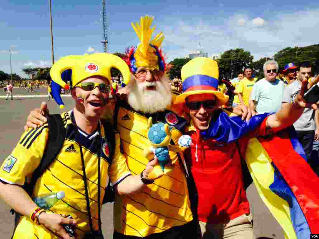 Colombian fans outside the stadium in Brasilia, June 19, 2014. (Nicolas Pinault/VOA)