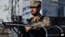 11月16日，巴基斯坦城市拉瓦爾品地實施宵禁，一名軍人站在車上