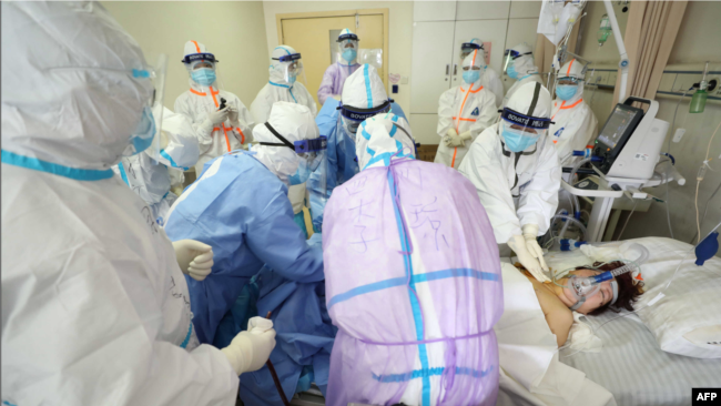 Një pacient me COVID-19 në spitalin e Wuhanit