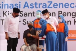 Seorang santri Pesantren Lirboyo sedang disuntik vaksin COVID-19 buatan AstraZeneca, di Kediri, Jawa Timur, 23 Maret 2021. (Foto: Prasetia Fauzani/Antara Foto via Reuters)