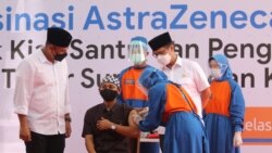 Seorang santri Pesantren Lirboyo sedang disuntik vaksin COVID-19 buatan AstraZeneca, di Kediri, Jawa Timur, 23 Maret 2021. (Foto: Prasetia Fauzani/Antara Foto via Reuters)