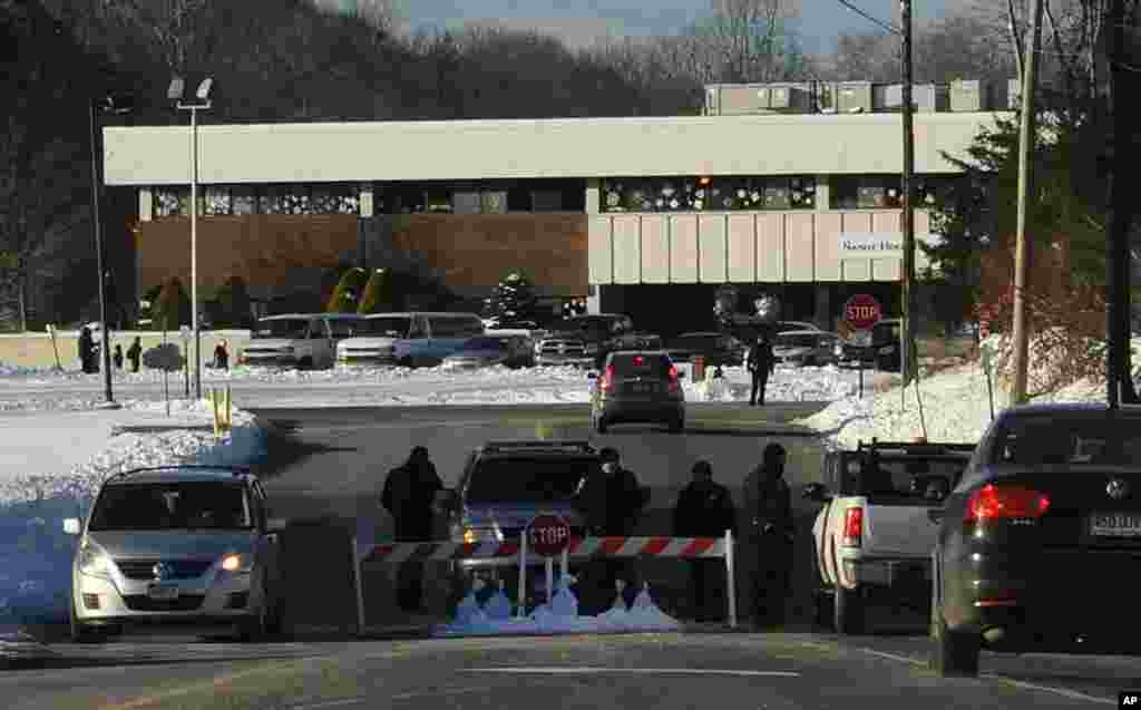 2013年1月3日，警察在新桑迪胡克小学入口设置的一道路障。这是学校第一天复课，新地点在康涅狄克州的门罗。