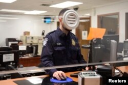 Un agente de aduanas y protección fronteriza de EE.UU. en el edificio de su agencia en Hidalgo, Texas.