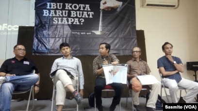 Perwakilan koalisi LSM lingkungan saat menggelar konferensi pers tentang kajian calon ibu kota negara, di Jakarta, Selasa, 17 Desember 2019. (Foto: VOA/Sasmito)