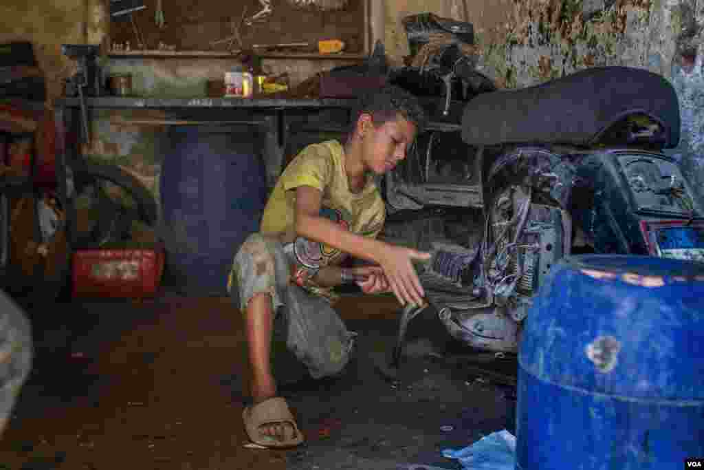 Many of Egypt’s employed children are engaged in hazardous non-wage work, often within their families, Cairo, Aug. 9, 2021. (Hamada Elrasam/VOA) 