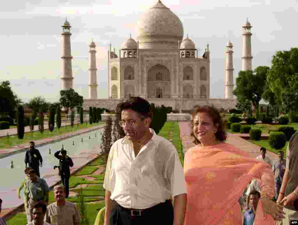 پرویز مشرف اپنی اہلیہ صہبا مشرف کے ہمراہ بھارت میں موجود تاریخی عمارت تاج محل کے سامنے کھڑے ہیں۔ انہوں نے 2001 میں 14 جولائی سے 16 جولائی تک بھارت کا دورہ کیا۔&nbsp; &nbsp;