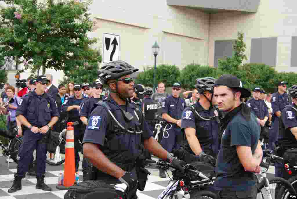 Des policiers déployés près du centre de conférence de Charlotte (J. Featherly/VOA)