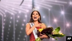 En esta imagen difundida por la Organización Miss Universo, Miss México Andrea Meza reacciona tras ganar el certamen Miss Universo el domingo 16 de mayo de 2021 en el Seminole Hard Rock Hotel & Casino en Hollywood, Florida.