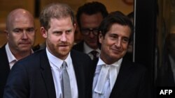 ব্রিটেনের প্রিন্স হ্যারি, ডিউক অফ সাসেক্স (মাঝে) এবং তাঁর আইনজীবী ডেভিড শেরবোর্ন লন্ডনের হাই কোর্ট ভবন থেকে বের হচ্ছেন। ফাইল ফটোঃ ৭ জুন, ২০২৩।