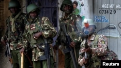 Des policiers anti-émeute tirent de grenades lacrymogènes en direction de manifestants à Mathare, Nairobi, Kenya, 12 août 2017.