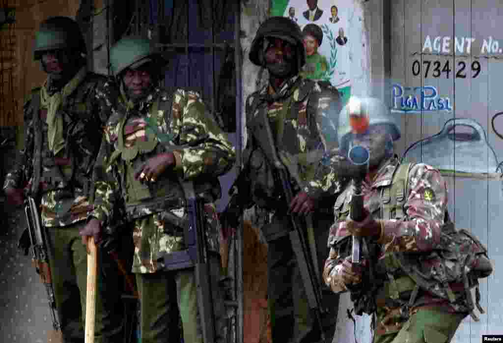 Des policiers anti-émeute tirent de grenades lacrymogènes en direction de manifestants à Mathare, Nairobi, Kenya, 12 août 2017.