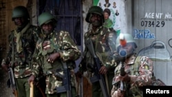 Des policiers anti-émeute tirent de grenades lacrymogènes en direction de manifestants à Mathare, Nairobi, Kenya, 12 août 2017.