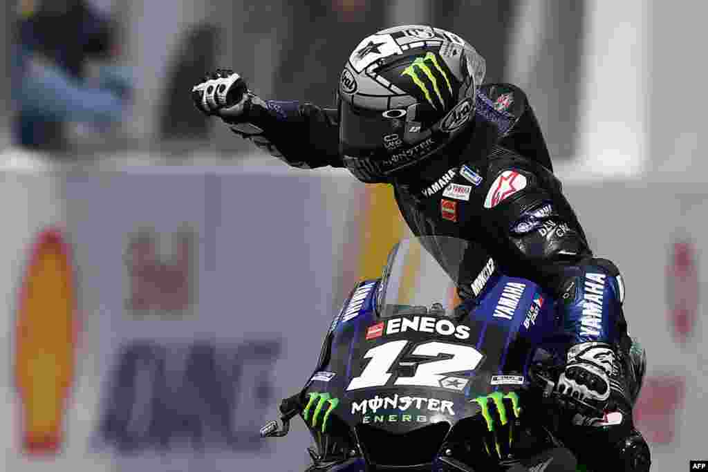 កីឡាករ​ប្រណាំង​ម៉ូតូ Maverick Vinales នៃ​ក្រុម Monster Energy Yamaha របស់​អេស្ប៉ាញ សាទរ​ជ័យជម្នះ​របស់​លោក​នៅ​ក្នុង​ការ​ប្រណាំង​ម៉ូតូ MotoGP-class Malaysian Grand Prix នៅ​ទីលាន Sepang International Circuit ក្នុង​ក្រុង Sepang ប្រទេស​ម៉ាឡេស៊ី។