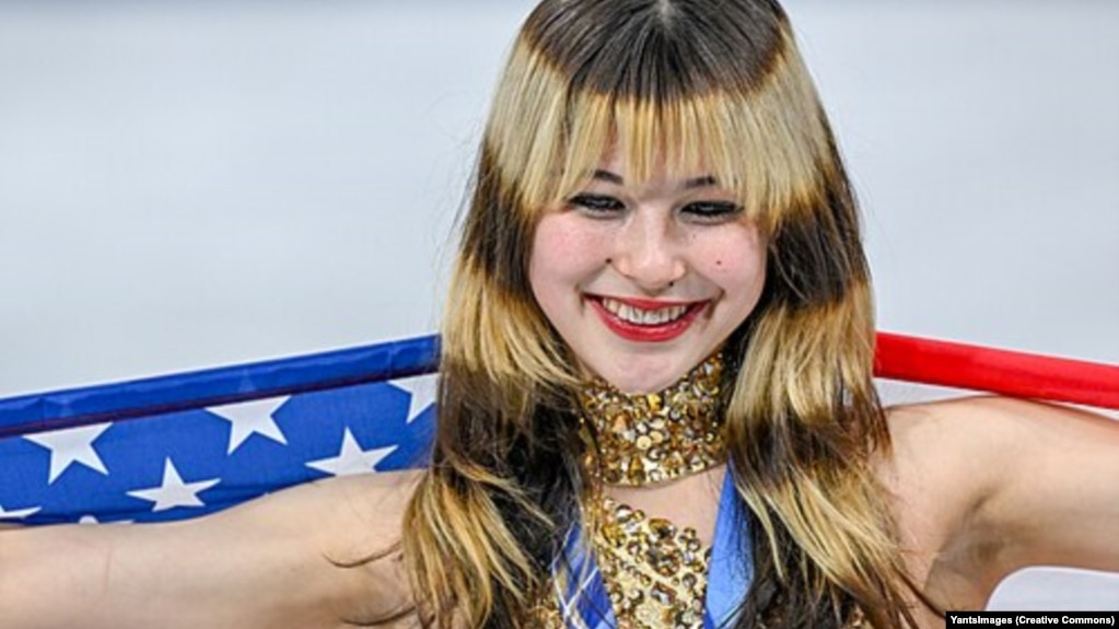 2026年2月19日，在意大利米兰举行的米兰-科尔蒂纳2026冬季奥运会女子单人滑自由滑颁奖仪式上，美国队金牌得主艾莉莎·刘在米兰冰上运动场拍照留念。