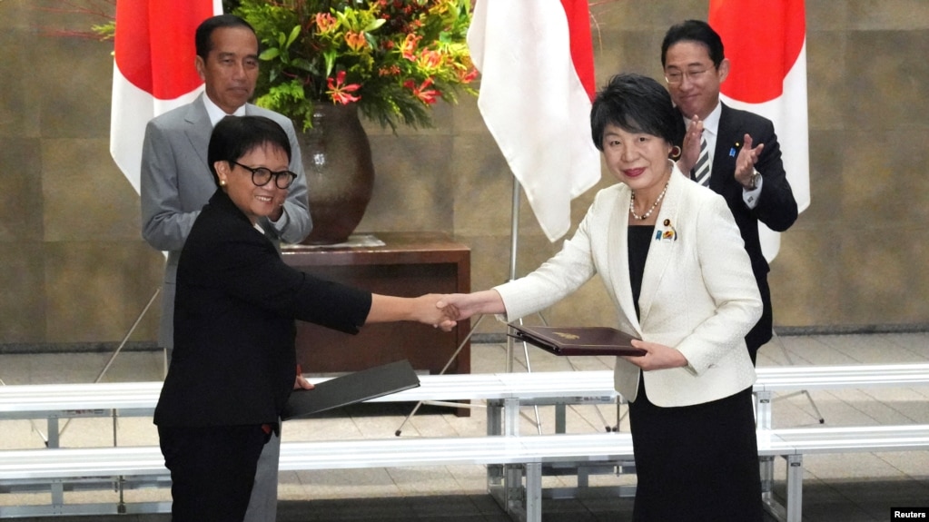 2023年12月16日，日本外相上川洋子和印度尼西亚外长蕾特诺在日本东京首相官邸举行的文件交换仪式上握手。(路透社）(photo:VOA)