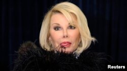 Joan Rivers hace caras a su llegada a la cena de los corresponsales de la Casa Blanca en 2011.