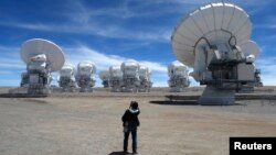 El telescopio ALMA opera ahora con 57 de las 66 antenas que tendrá y que funcionan todas a la vez como una sola.