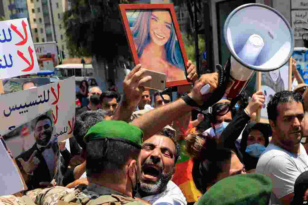 지난해 레바논 베이루트의 대형 폭발 사고로 자녀를 잃은 부모가 국회의장의 관저 앞에서 시위를 벌이고 있다. 시위는 판사가 폭발 사태와 관련해 지난주 고위관리와 안보 책임자들의 기소 승인을 요청한 뒤 시작됐다. 