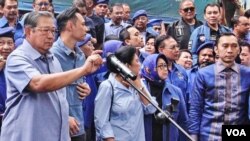 Mantan Presiden Susilo Bambang Yudhoyono (kiri) dalam jumpa pers soal kasus KTP elektronik di Jakarta, Selasa (6/2). (VOA/Fathiyah)