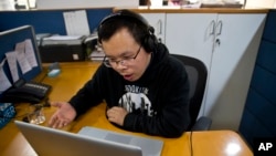 中國記者李新2015年11月20日在印度新德里的美聯社辦公室通過Skype接受美聯社記者的採訪