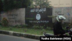 Gambar bendera ISIS di Solo, Jawa Tengah, sebelum kemudian dihapus oleh pihak berwajib. 