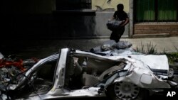 El vehículo del periodista estadounidense Wesley Boxce, aplastado tras el terremoto en México, permanece cerca de su casa, que colapsó en el barrio Condesa de la ciudad de México.